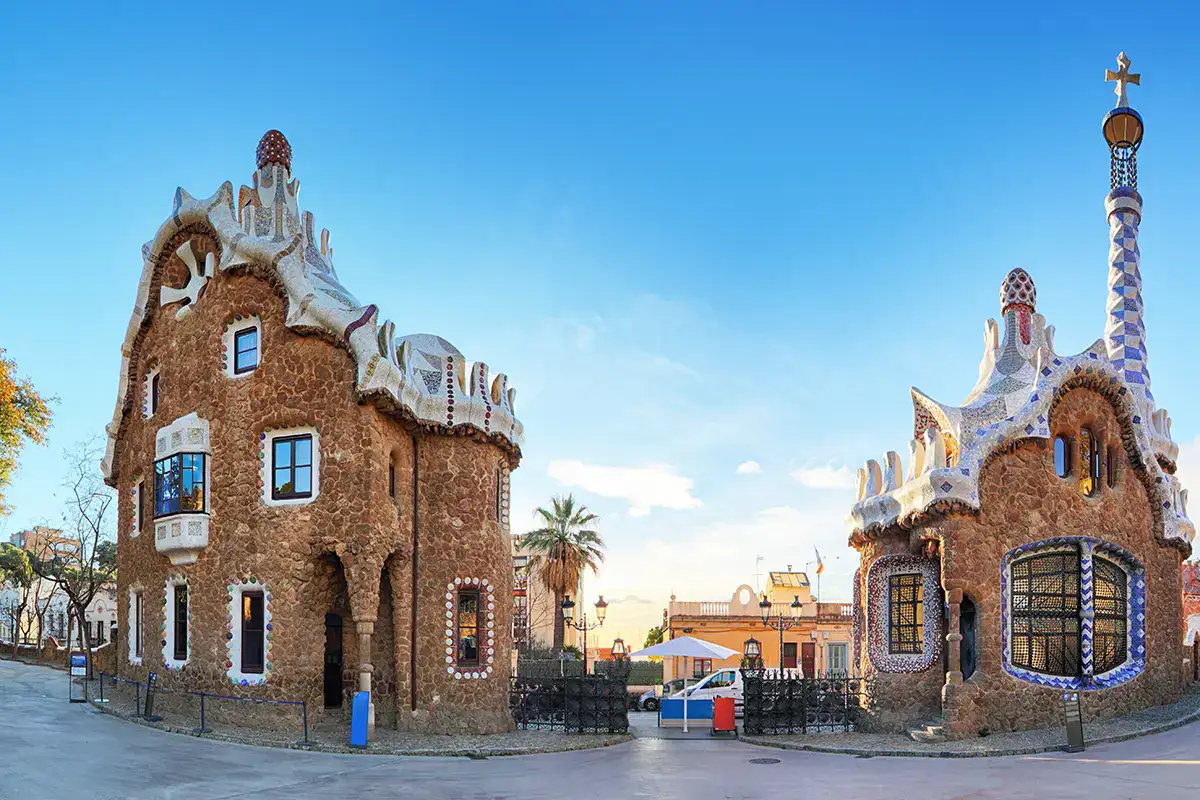 Edificios coloridos y &uacute;nicos bajo un cielo azul claro.