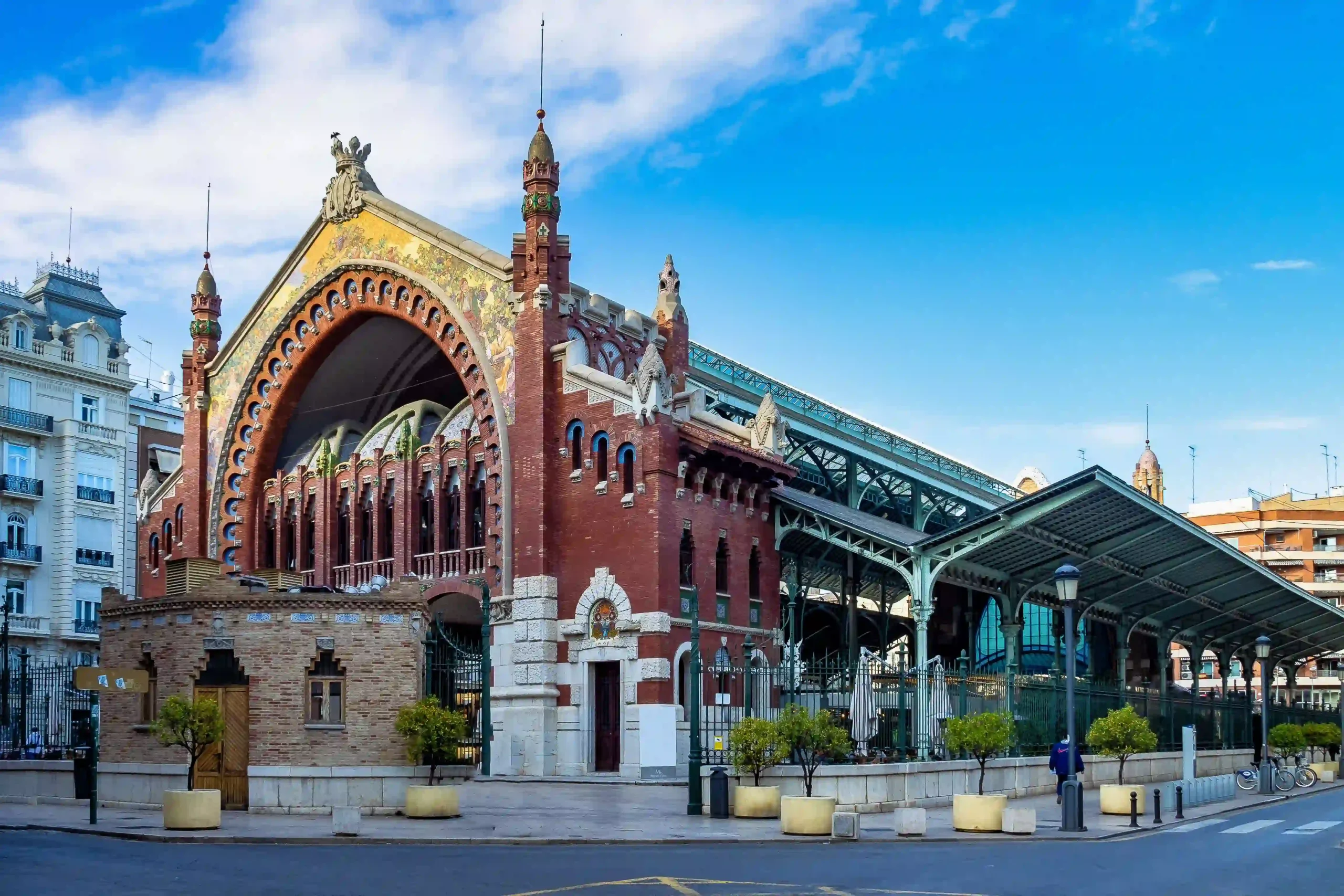 Fachada de un mercado hist&oacute;rico con ladrillos y detalles arquitect&oacute;nicos ornamentales.