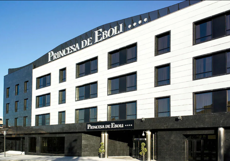 Fachada del hotel Princesa de Eboli, edificio moderno con ventanas grandes y letras en la parte superior.