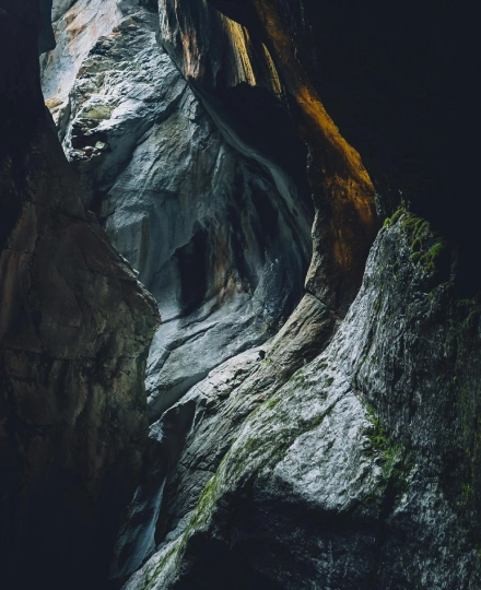 Formações rochosas impressionantes em uma caverna com iluminação natural suave.