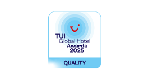 Logo de "TUI Global Hotel Awards 2023" sobre calidad, con cara sonriente estilizada.