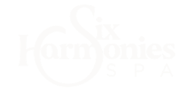 Logotipo de "Six Harmonies Spa" con texto estilizado en color blanco sobre fondo transparente.
