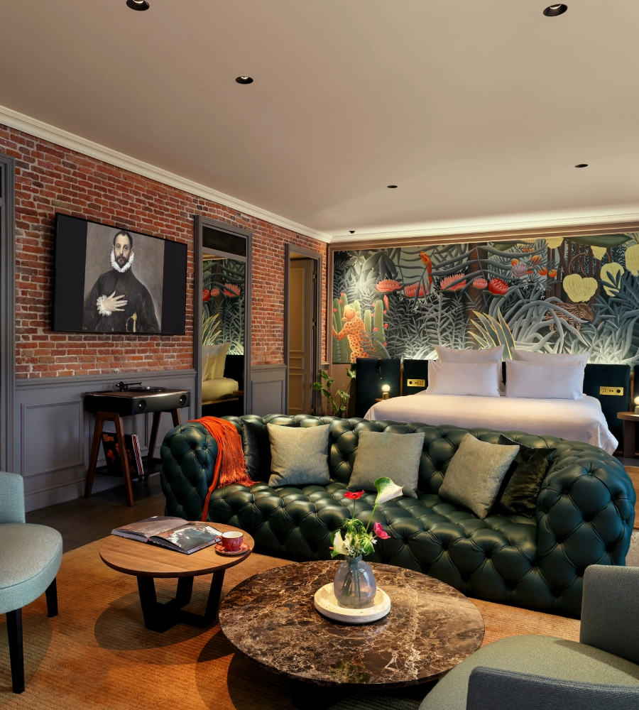 Habitaci&oacute;n moderna con sof&aacute; verde, cama grande, mural de selva y pared de ladrillo con retrato cl&aacute;sico.