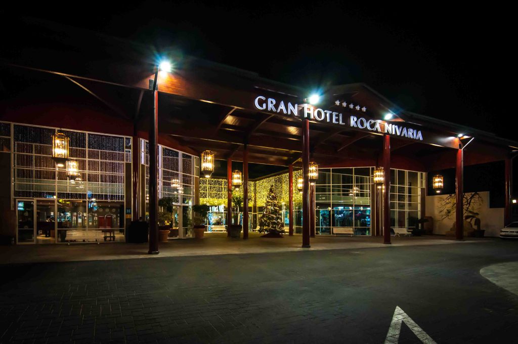 Entrada iluminada del Gran Hotel Roca Nivaria de noche, con luces y &aacute;rbol de Navidad.