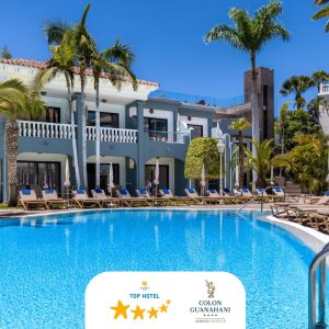 Piscina con tumbonas en hotel rodeado de palmeras y cielo despejado, imagen promocional.