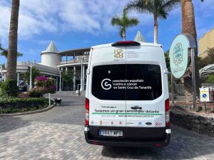 Furgoneta de la asociaci&oacute;n contra el c&aacute;ncer frente al Hotel Jard&iacute;n Tecina en Tenerife.