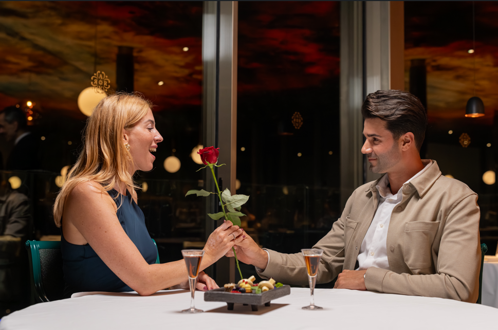 Tu cita perfecta empieza bajo nuestra supernova. ✨ - Adrian Hoteles