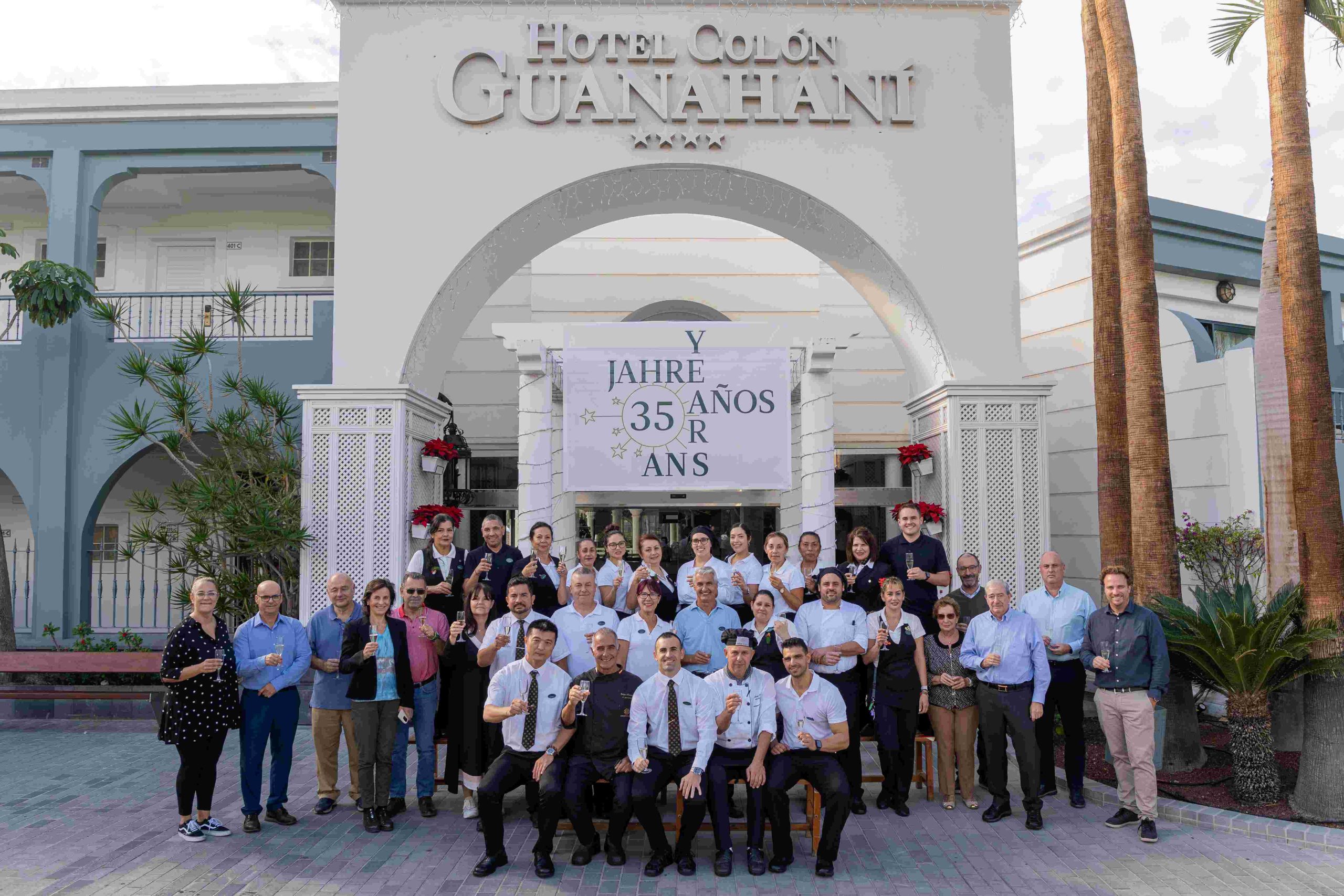 Grupo de personas celebra el 35 aniversario del Hotel Col&oacute;n Guanahan&iacute;.
