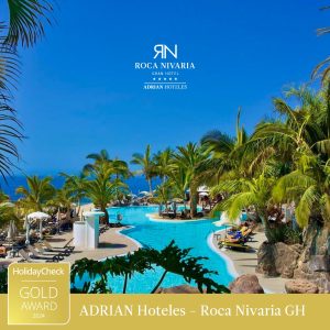 Piscina y palmeras en hotel Roca Nivaria, premiado con "HolidayCheck Gold Award 2024".