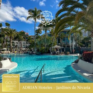 Piscina rodeada de palmeras con el logo "Hotel Jardines de Nivaria" y premio HolidayCheck 2024.
