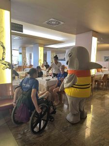 ADRIAN Hoteles Foundation en Make-A-Wish Foundation werken opnieuw samen om de droom van Judith te verwezenlijken. - Adrian Hoteles