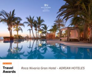 Piscina al atardecer en el Roca Nivaria Gran Hotel, rodeada de palmeras y camas balinesas.