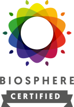 Emblema colorido de "Biosphere Certified" con diseño de flor multicolor.