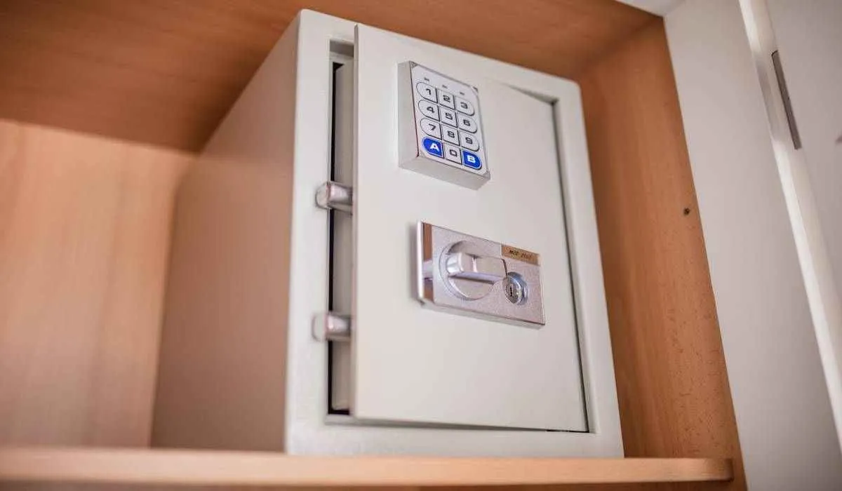 Caja fuerte empotrada en un armario de madera, con teclado numérico.