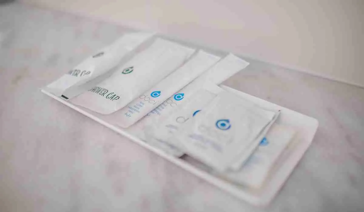 Sobres de artículos de baño en una bandeja blanca sobre una mesa.