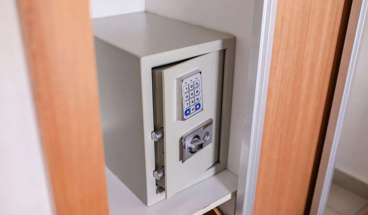 Caja fuerte con teclado numérico empotrada en una pared de madera.