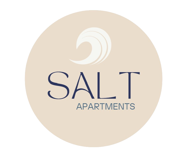 Logo circular con texto "SALT Apartments" y un diseño de ola encima. Fondo beige.