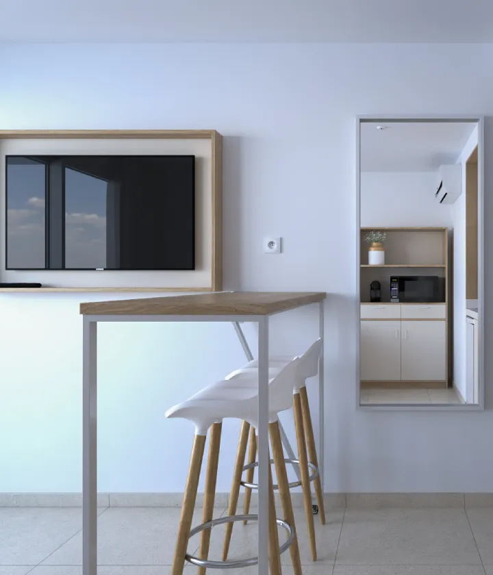 Sala moderna con mesa alta, taburetes blancos y TV en la pared, interior minimalista.