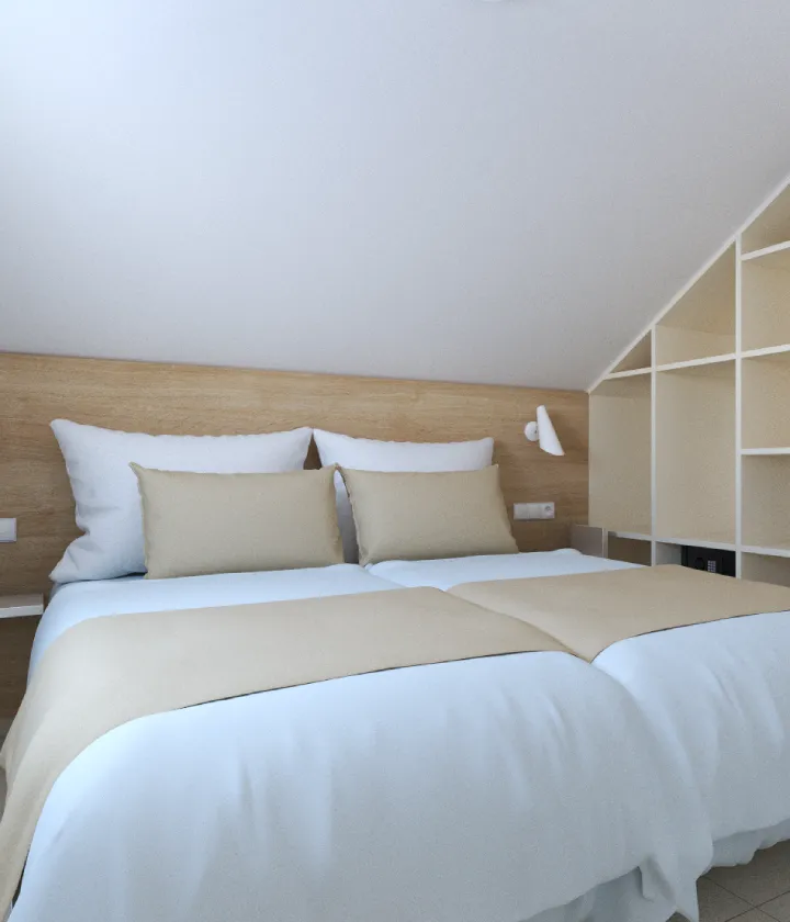 Cama doble con ropa de cama beige, pared de madera y estanter&iacute;a blanca junto a una l&aacute;mpara.