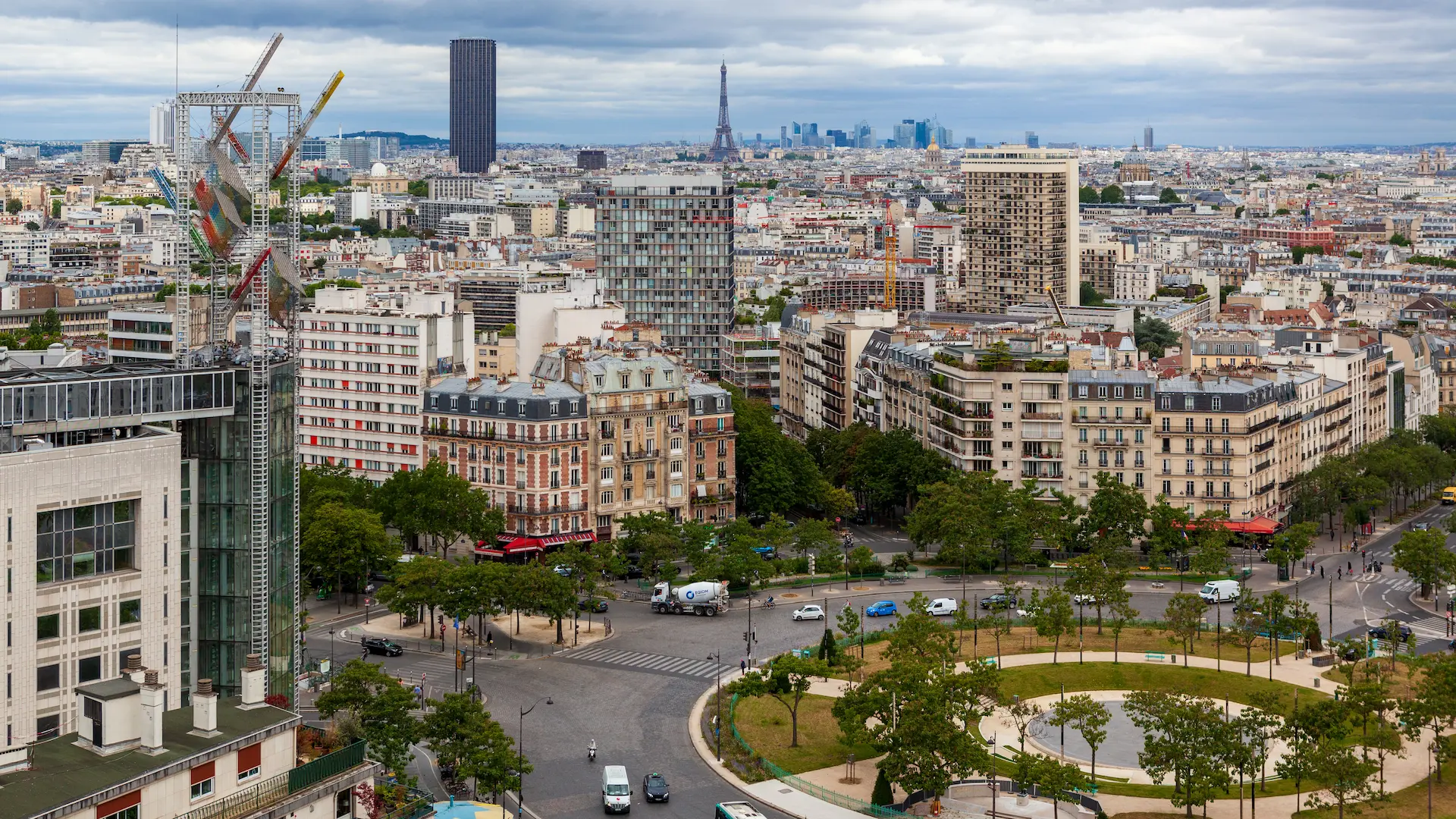 Vue panoramique de Paris avec des immeubles et la tour Eiffel en arrière-plan.