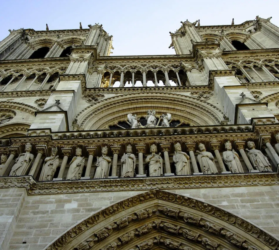 Façade d'une cathédrale gothique avec statues et arches sculptées.