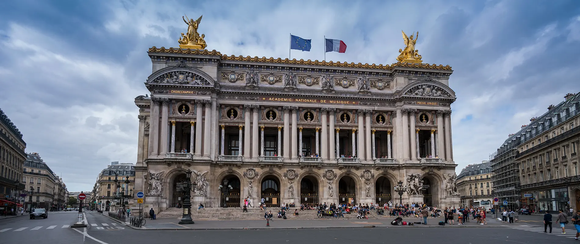 Fa&ccedil;ade orn&eacute;e de l'op&eacute;ra Garnier avec sculptures et coupole verte.