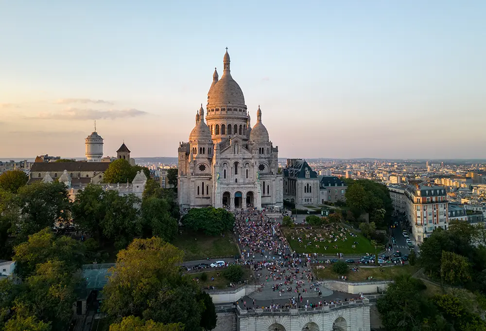 Basilique avec d&ocirc;mes sous un ciel bleu partiellement nuageux.