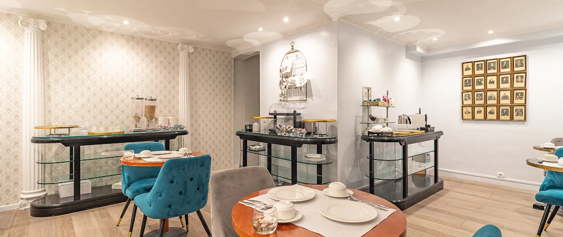 Salle à manger élégante avec chaises bleues et buffet.
