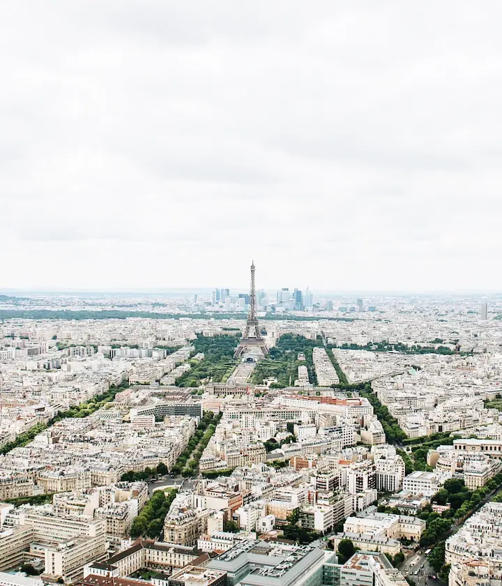 Vue aérienne de Paris avec la Tour Eiffel au centre.