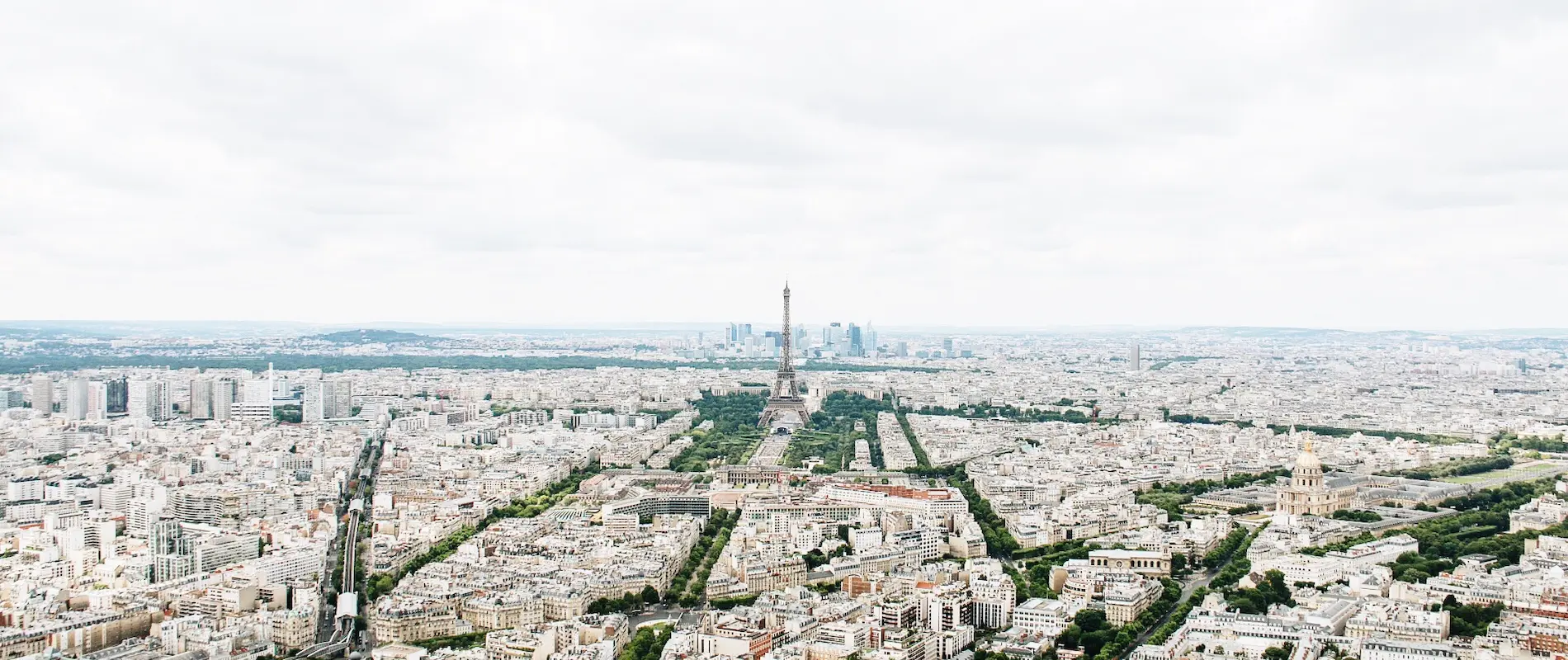 Vue aérienne de Paris avec la tour Eiffel au centre.
