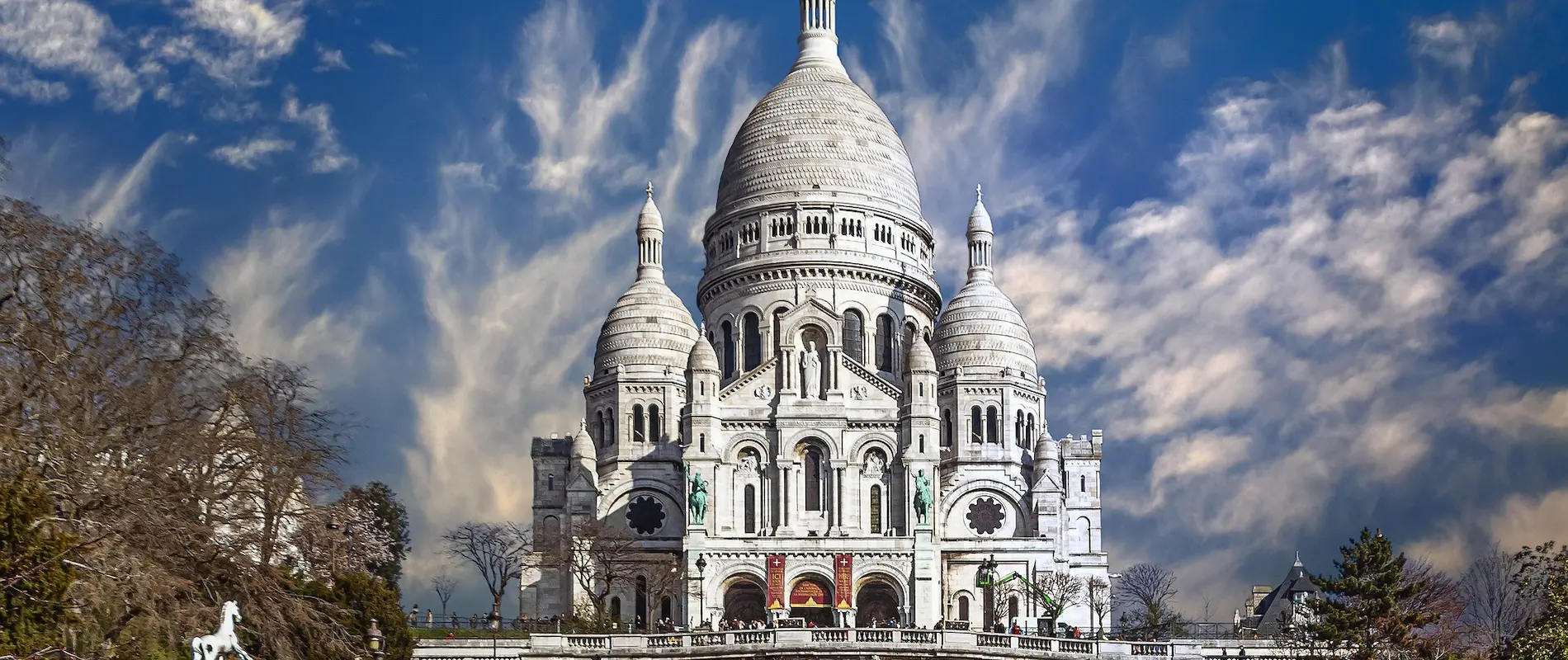 Basilique blanche avec ciel nuageux en arrière-plan.