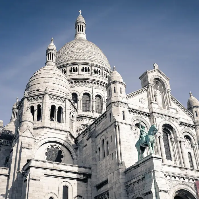 Fa&ccedil;ade de la basilique du Sacr&eacute;-C&oelig;ur &agrave; Paris, d&ocirc;me blanc et statue