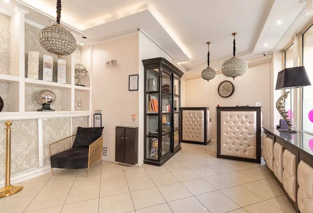 Un hall d'entrée élégant avec des décorations et du mobilier chic.