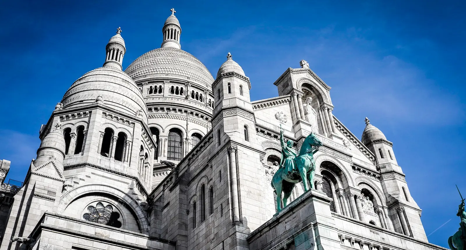 Basilique majestueuse sous un ciel bleu clair.