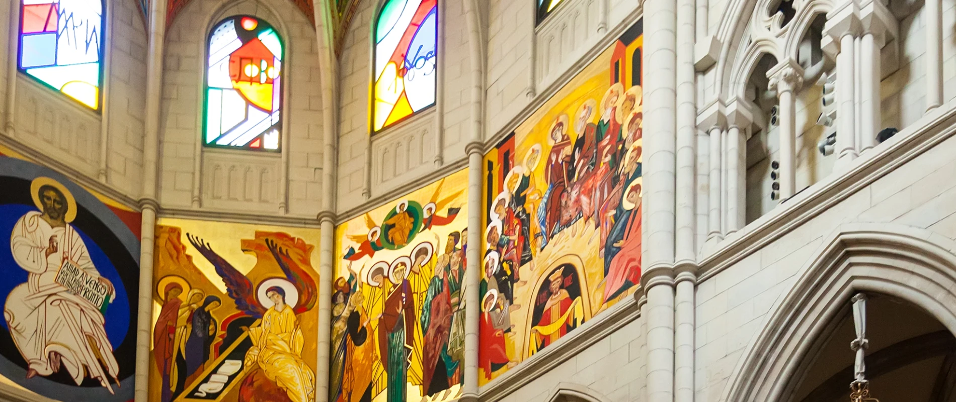 Fresques et vitraux colorés dans une cathédrale.