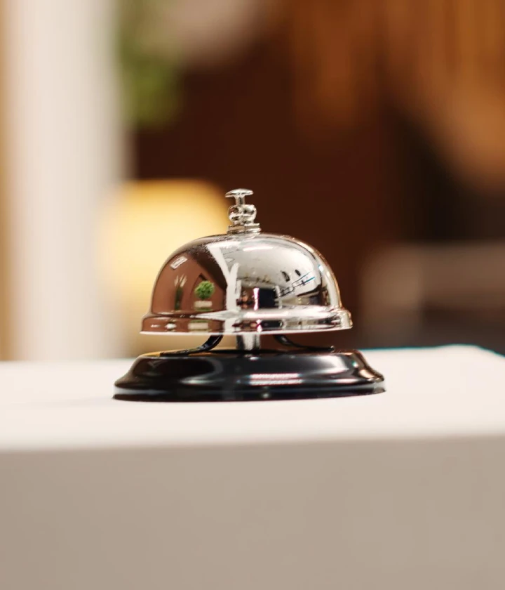 Cloche en métal sur un comptoir, flou d'arrière-plan.