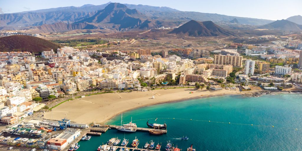 Playa soleada de Los Cristianos en invierno con temperatura agradable
