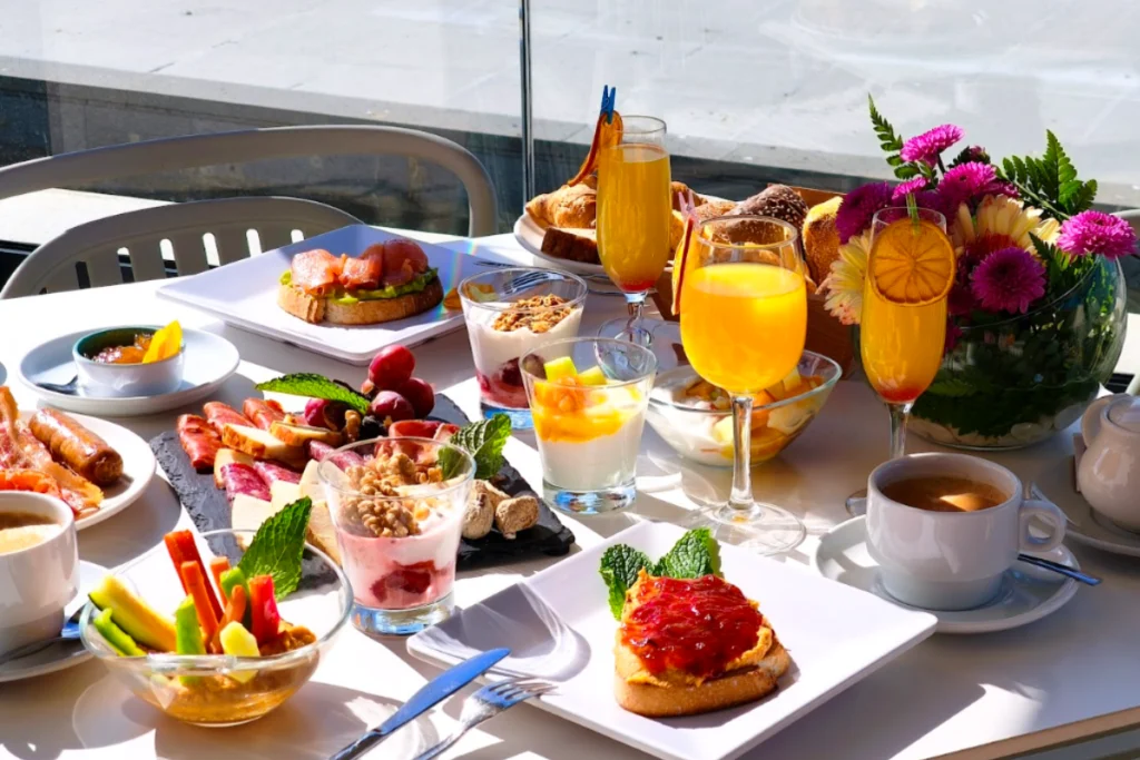 Vista cenital de una mesa de brunch completa y soleada en Amanay Sky Bar.