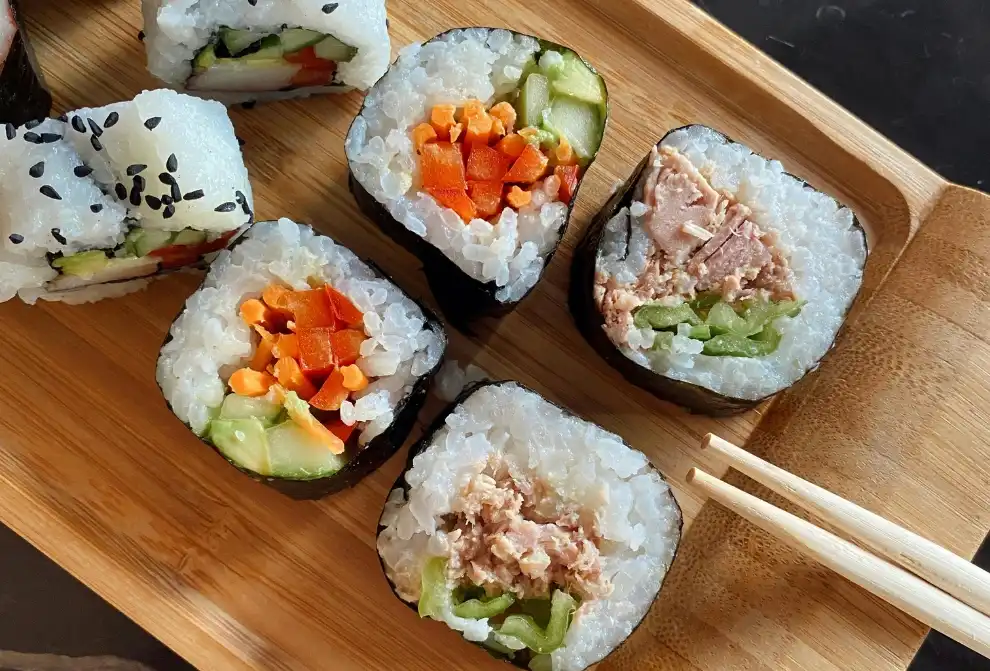Bandeja con piezas de sushi variado para la noche tem&aacute;tica de sushi y cava en el rooftop de Los Cristianos