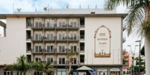 Fachada exterior del Hotel Reverón Plaza de 4 estrellas con balcones en Los Cristianos.