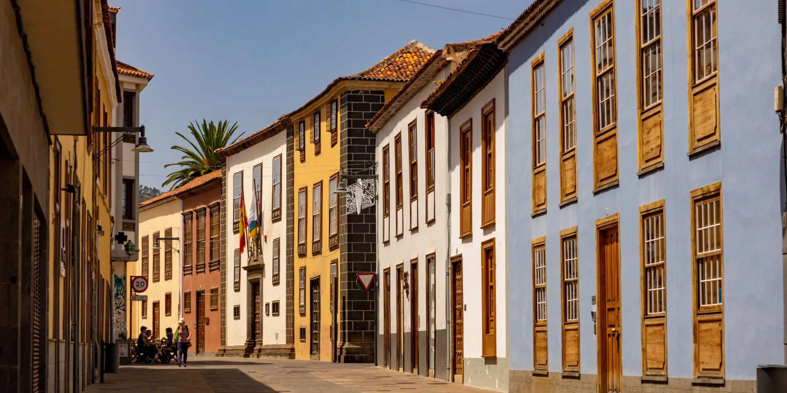 Calle peatonal del casco histórico de San Cristóbal de La Laguna con casas de colores y arquitectura tradicional canaria.