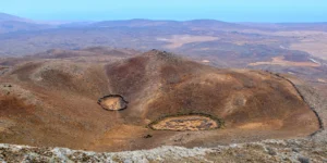 Paisaje &aacute;rido y cr&aacute;teres volc&aacute;nicos vistos desde un mirador en Tenerife.
