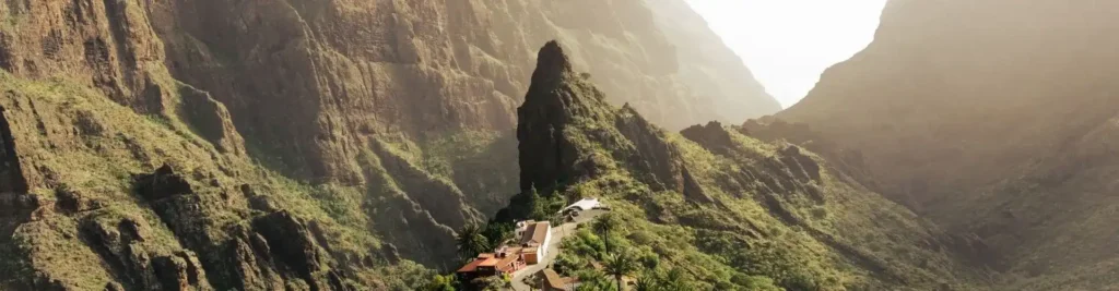Pueblo de Masca enclavado entre monta&ntilde;as volc&aacute;nicas escarpadas y vegetaci&oacute;n exuberante en Tenerife.