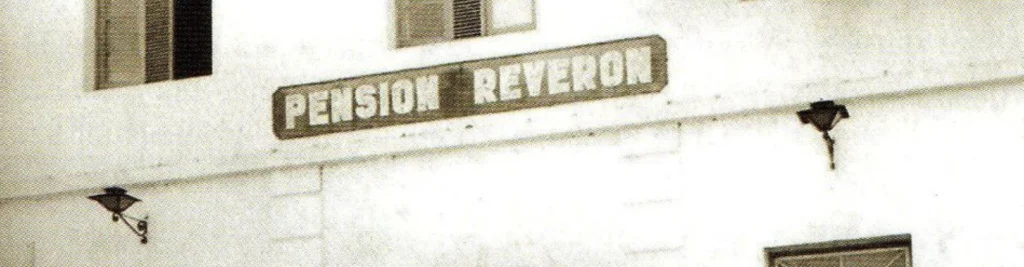 Fotograf&iacute;a hist&oacute;rica en blanco y negro del cartel antiguo de la Pensi&oacute;n Rever&oacute;n.