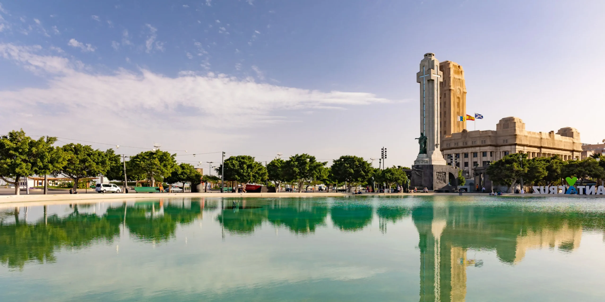Plaza de España en Santa Cruz de Tenerife con su estanque de agua y la torre del monumento a los caídos.