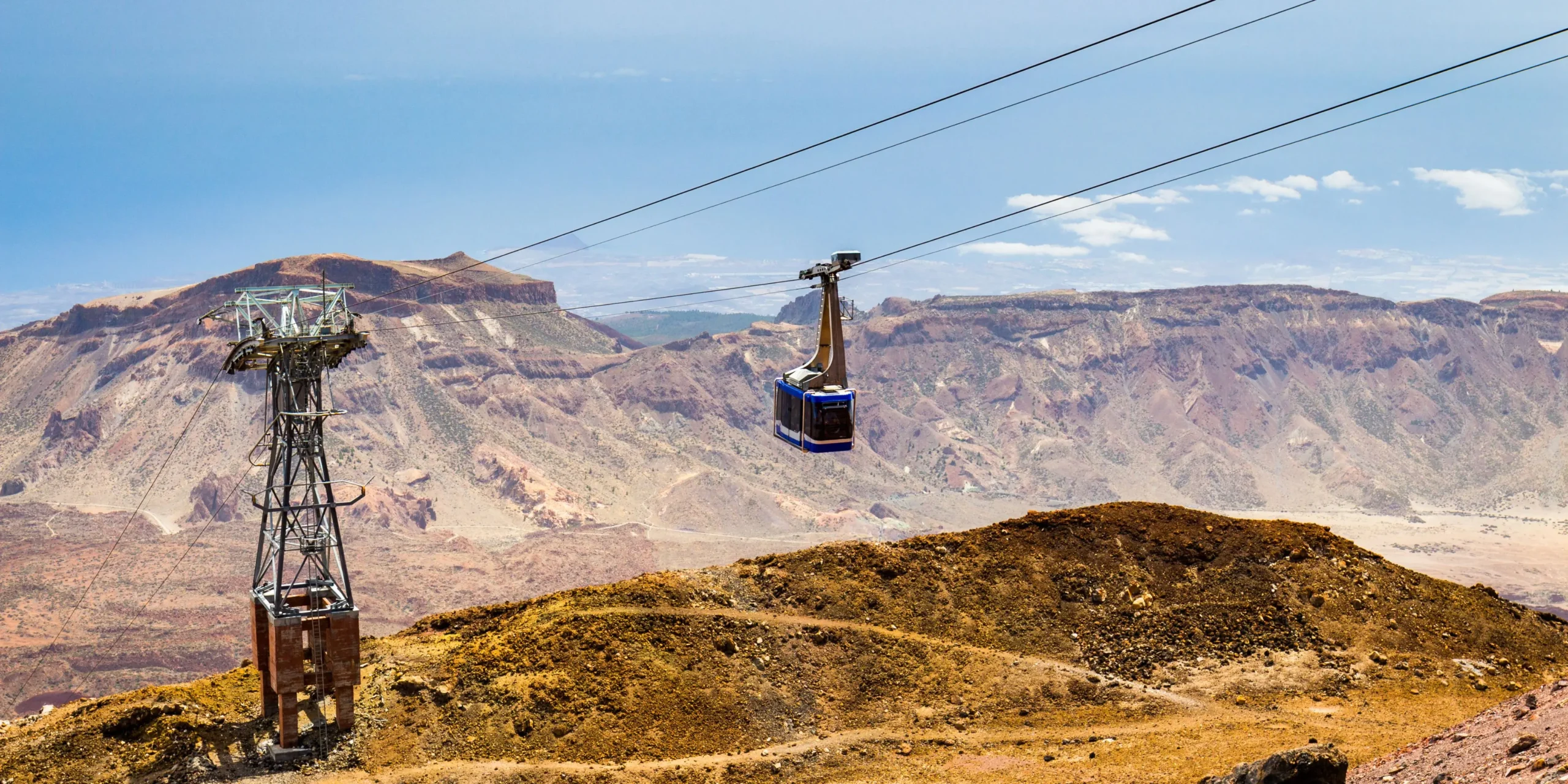 Cabina del teleférico del Teide sobrevolando el paisaje volcánico del Parque Nacional del Teide en Tenerife.