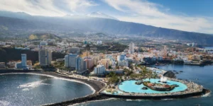 Vista aérea de Puerto de la Cruz en Tenerife con el Lago Martiánez y el Teide al fondo.