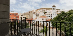 Vistas desde la terraza de una habitación del Hotel Reverón Plaza hacia la Plaza de la Iglesia de Nuestra Señora del Carmen en Los Cristianos, Tenerife.