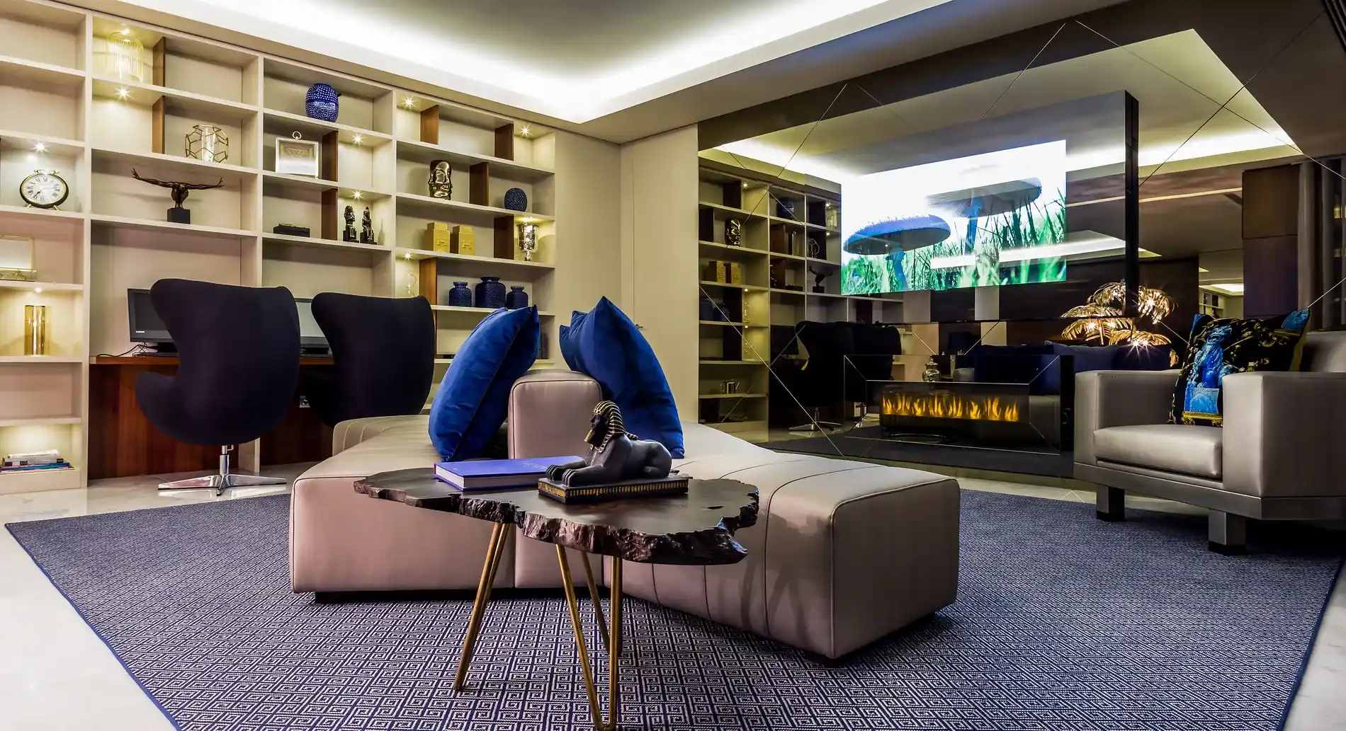 Sala moderna com decora&ccedil;&atilde;o elegante e prateleiras iluminadas.