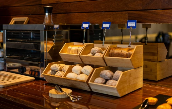 Cesta de p&atilde;es variados em balc&atilde;o de caf&eacute; da manh&atilde; self-service.